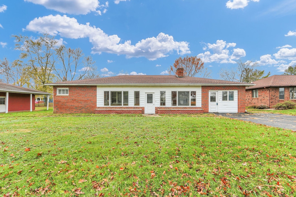 ranch-style home featuring a front lawn