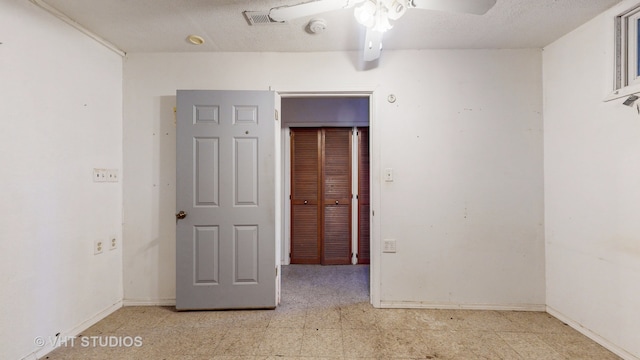 unfurnished room with a textured ceiling and ceiling fan