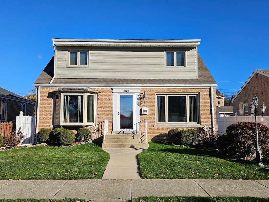 view of front facade with a front yard