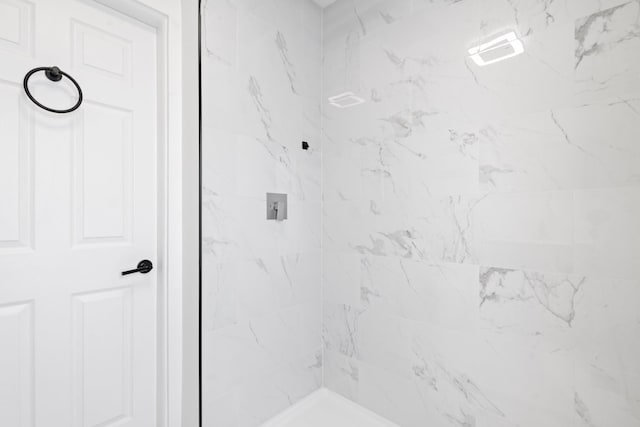 bathroom featuring a tile shower