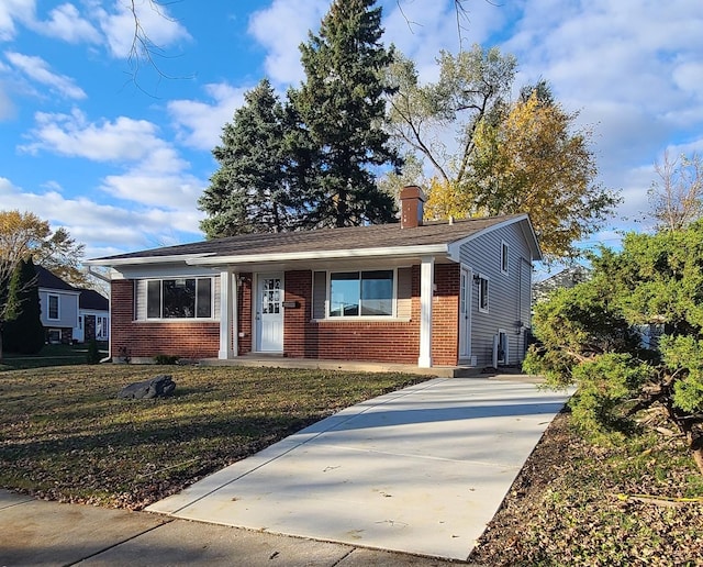 view of front facade with a front lawn