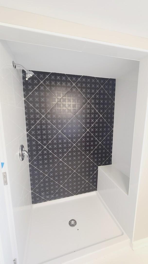 bathroom featuring a tile shower