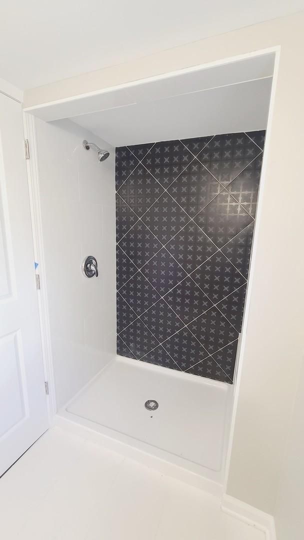 bathroom featuring a tile shower