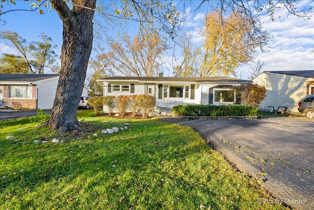 single story home with a front yard