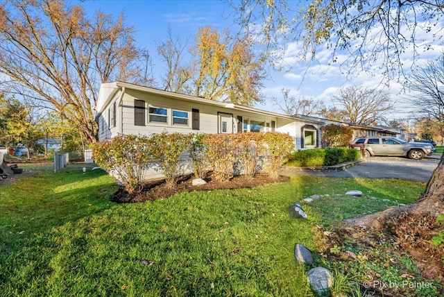 view of front of property featuring a front lawn