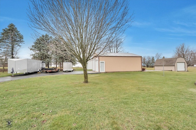 view of yard featuring an outbuilding