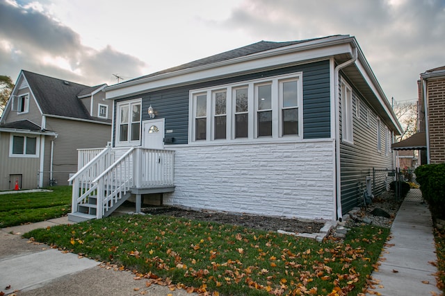 view of front facade featuring a front yard