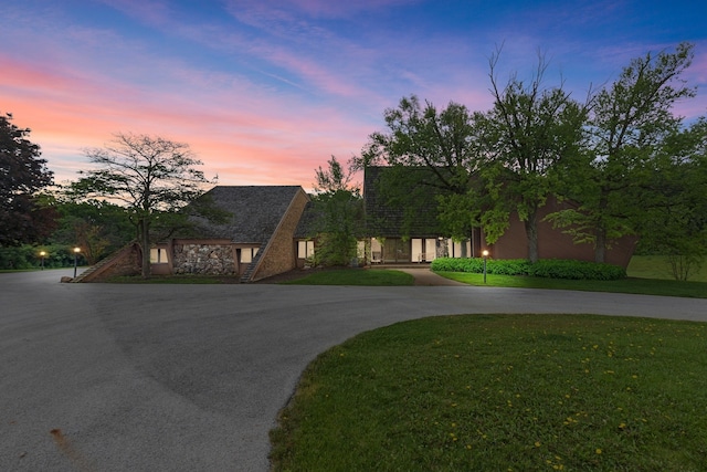 view of front of home featuring a lawn