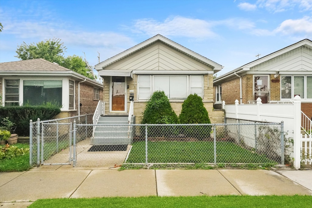 view of front of property with a front yard