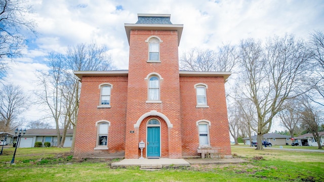 608 E Ash St, Fairbury, IL 61739 - italianate home featuring a front lawn and brick siding