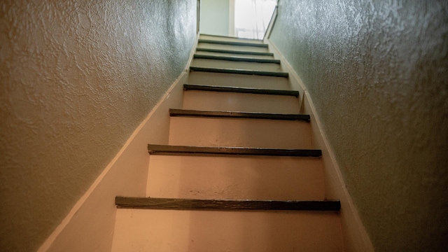 608 E Ash St, Fairbury, IL 61739 - staircase featuring a textured wall