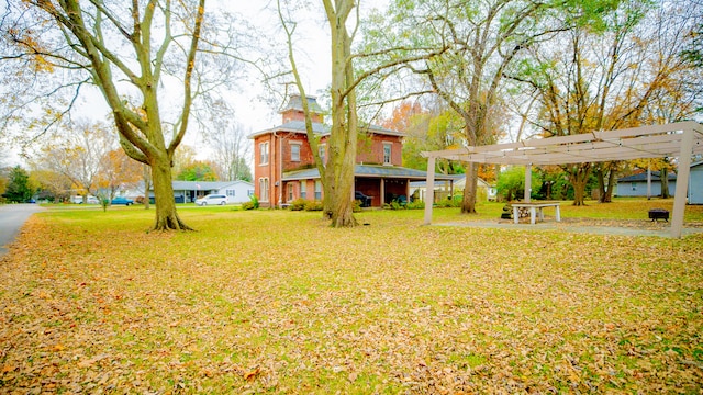 view of yard featuring a pergola