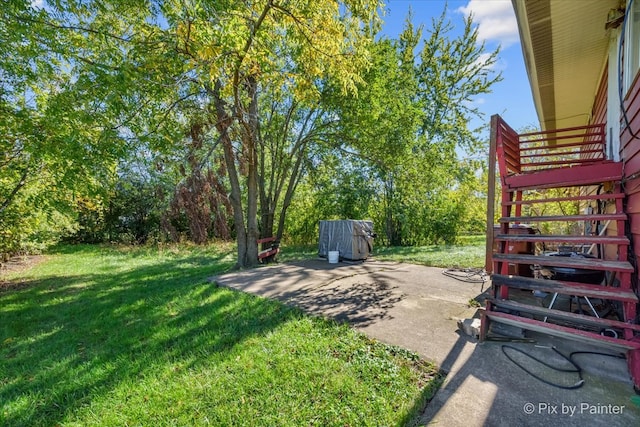 view of yard featuring a patio