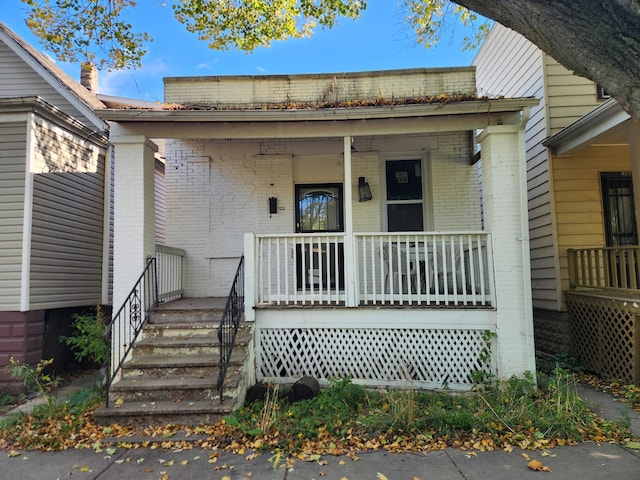 entrance to property featuring covered porch