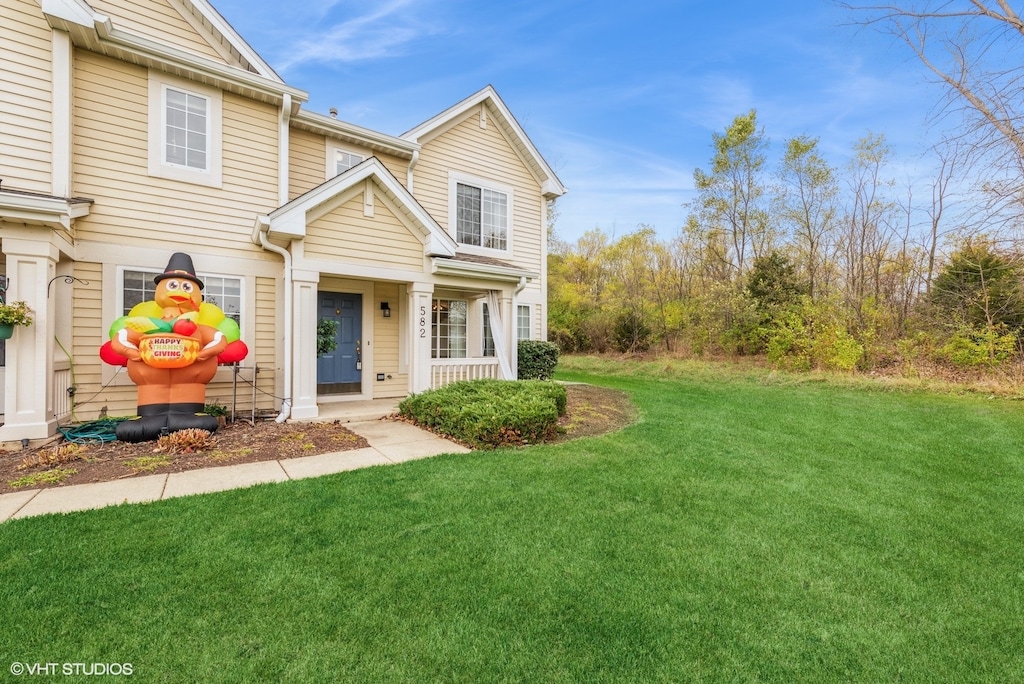 view of front of home featuring a front lawn