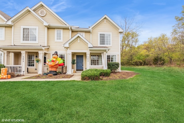 view of front facade featuring a front lawn