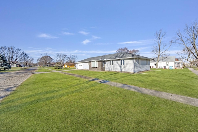 view of front of property featuring a front yard