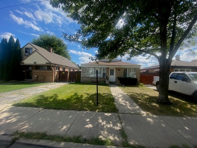 view of front of home featuring a front yard