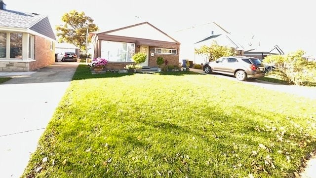 view of front of property featuring a front yard