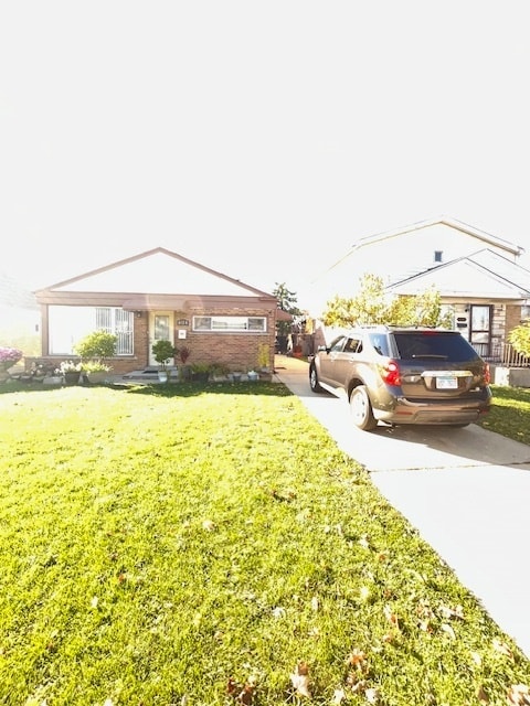 view of front of house with a front lawn