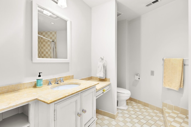 bathroom with toilet, a shower with curtain, and vanity