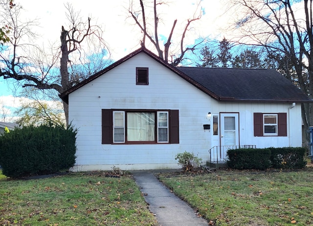 bungalow-style home featuring a front lawn