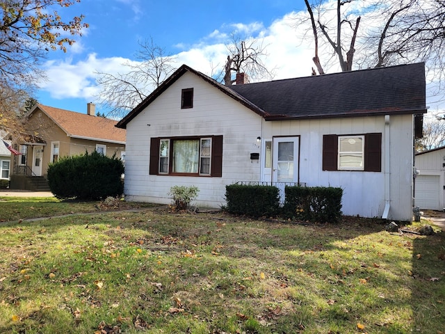 view of front facade with a front yard