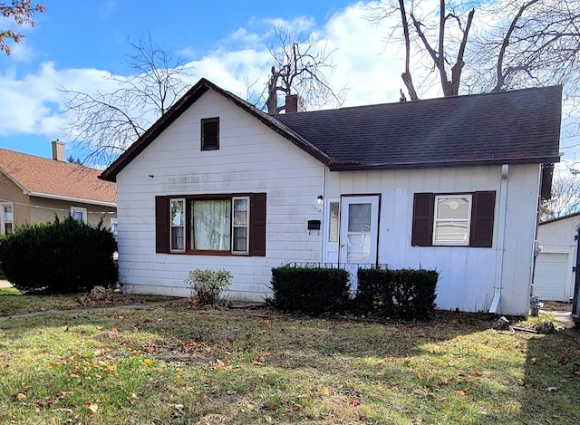 view of front of property featuring a front yard