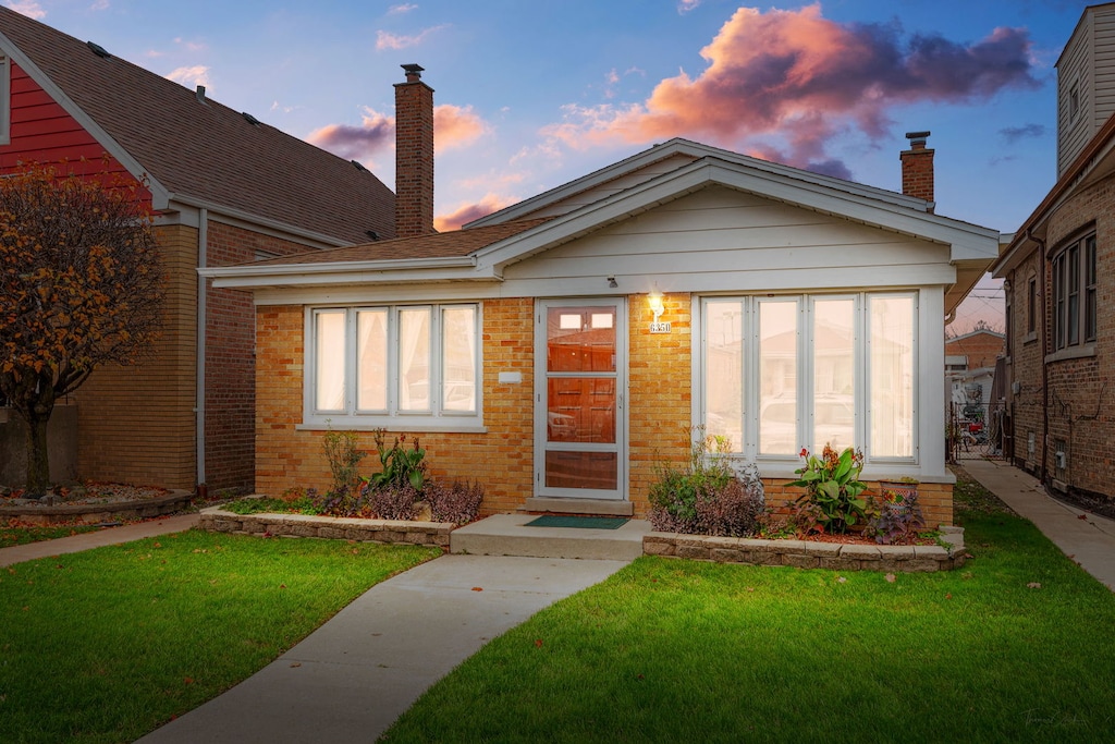 view of front facade with a yard