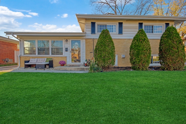 view of front of property featuring outdoor lounge area and a front lawn