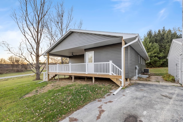 view of front of home with a front lawn and ceiling fan