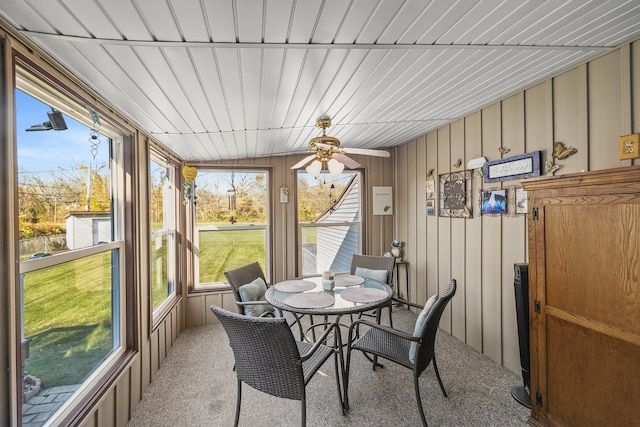 sunroom with ceiling fan