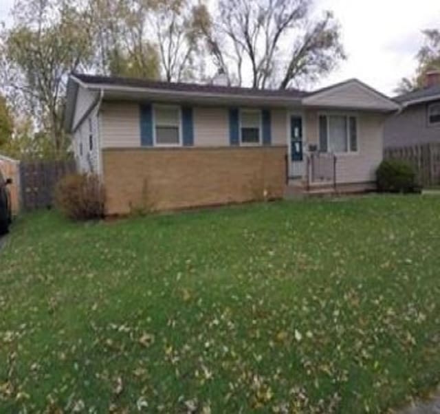 view of front of property featuring a front yard