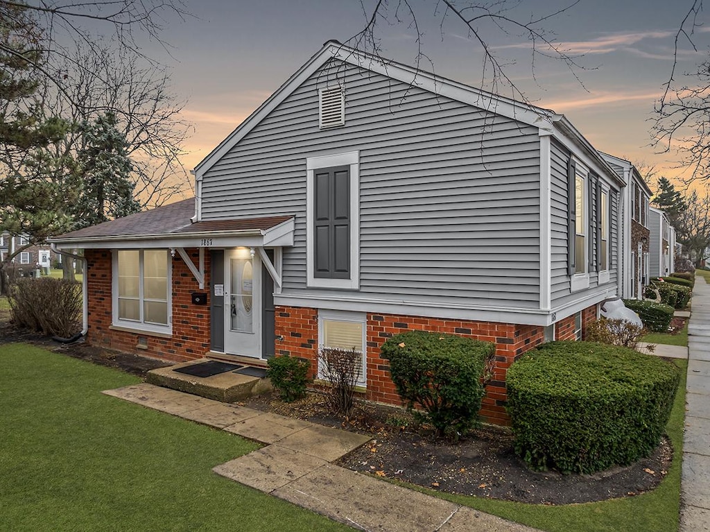 view of front of house featuring a yard