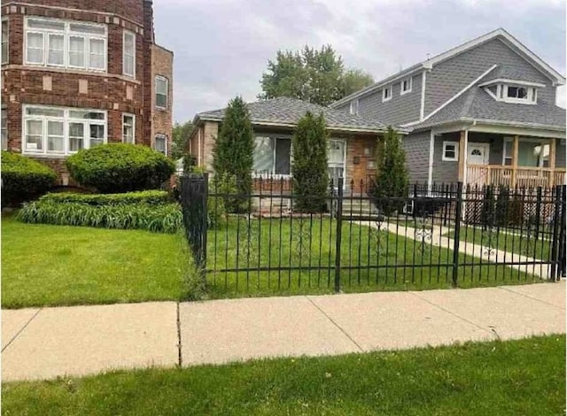 view of front of house featuring a front lawn