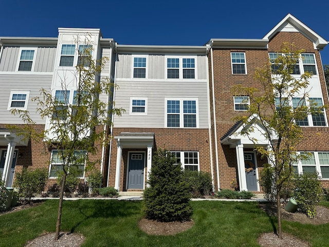 view of property featuring a front lawn