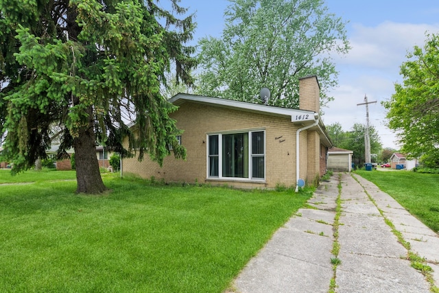 view of side of property featuring a lawn