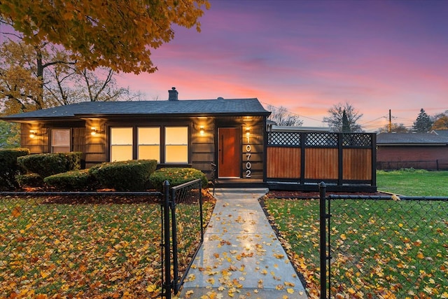 view of front of property featuring a yard