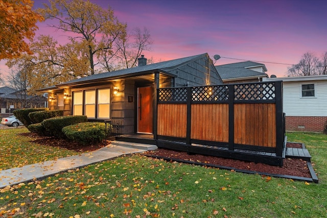 view of front of house featuring a lawn