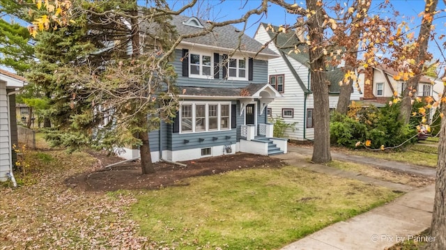 view of front of property with a front yard