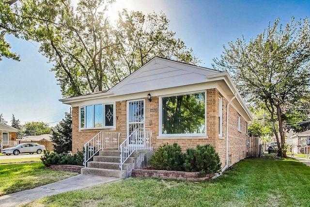 bungalow-style house featuring a front lawn