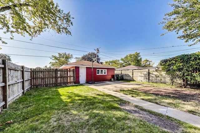 view of yard featuring an outdoor structure