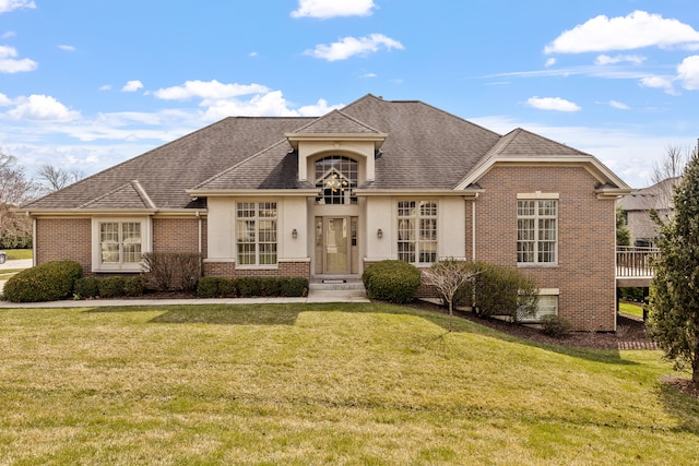 view of front of home featuring a front yard