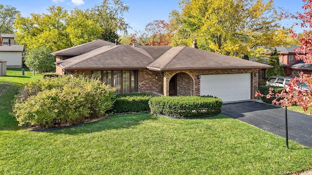 view of front of home featuring a front yard and a garage