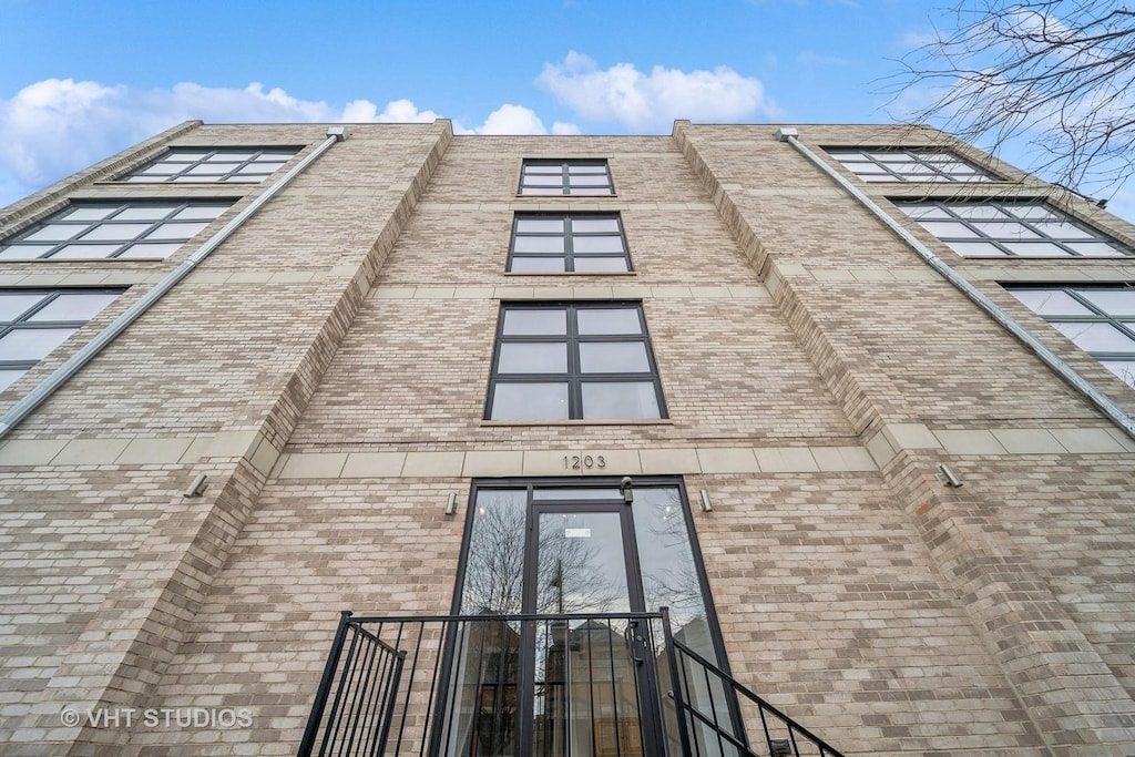 1203 E 46th St Unit 1S, Chicago, IL 60653 - view of side of home