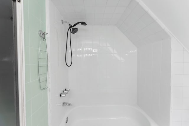 bathroom featuring tiled shower / bath