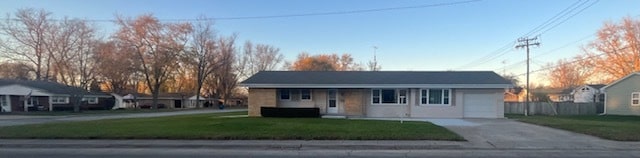 view of front of property featuring a front yard