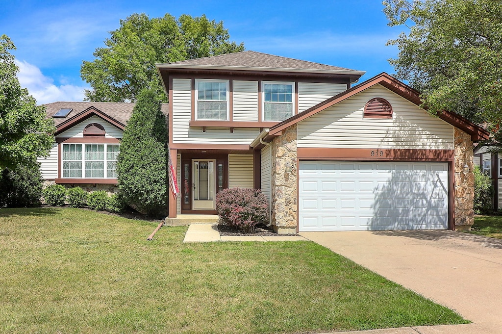 front facade with a garage and a front yard