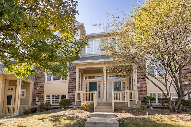 view of front of property with a front yard