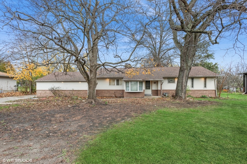 ranch-style home with a front lawn